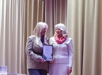 ВІТАЄМО ЛАРИСУ РОЗБОРСЬКУ З ПОЧЕСНОЮ ВІДЗНАКОЮ