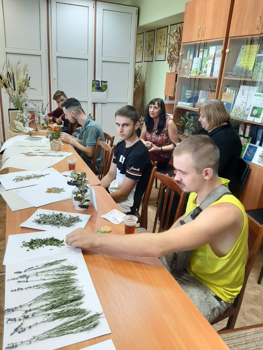 Засідання студентського наукового гуртка кафедри біології  в науковому гербарії Уманського НУС