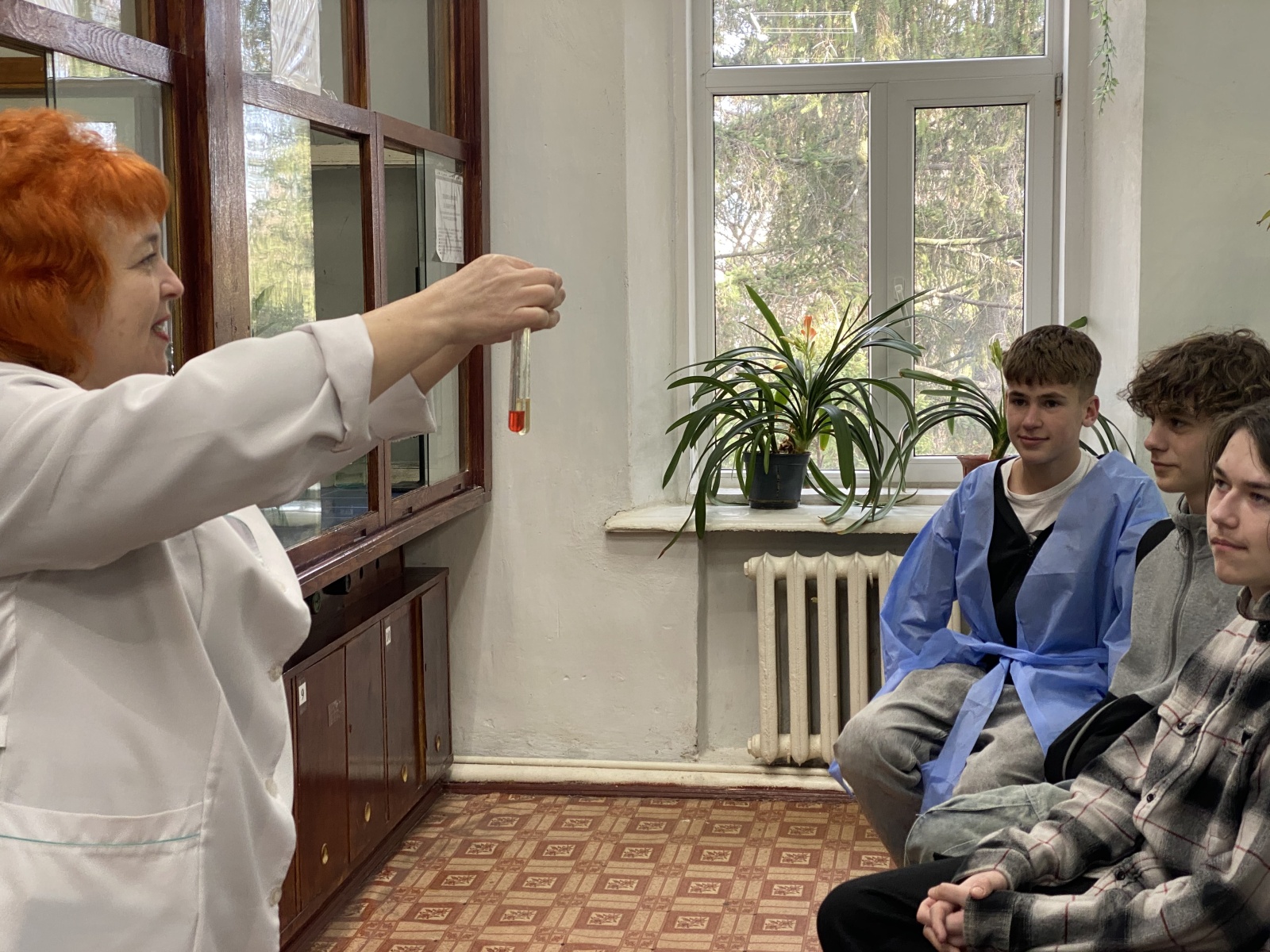 Восьмикласники Уманського ліцею № 1 досліджували класи неорганічних сполук на кафедрі біології УНУС