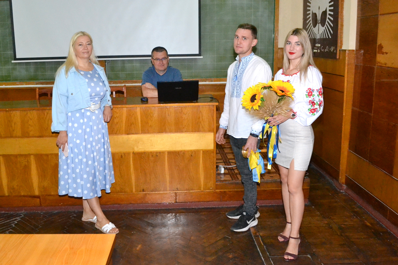 Ми - українці: честь і слава незламним!